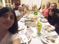 un grupo de personas sentadas en una mesa en HOTEL FINCA AMANCAY, en Villa Unión