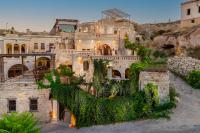 una vieja casa con hiedra creciendo en ella en Kayata Cave Suites Special Class, en Ürgüp