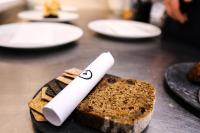 een mes dat op tafel ligt met een stuk brood bij The Black Swan in Ravenstonedale