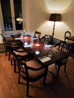 MelayにあるMaison Egalitéの長いテーブル(椅子付)、ワイングラス付