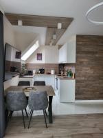 Una cocina y un comedor con mesa y sillas. en AMAYA, en Varna