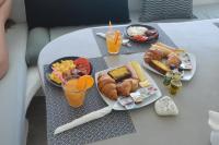 Flaskos Luxury Suites في آغيوس ستيفانوس: طاولة مليئة بأطباق الطعام والمشروبات