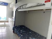 Łóżko lub łóżka w pokoju w obiekcie Studio à Sète avec vue mer, parking privé, proche plages et commerces - FR-1-338-486