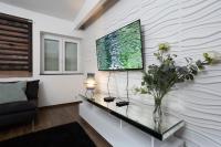 Televízia a/alebo spoločenská miestnosť v ubytovaní Nightingale Luxury Apartment