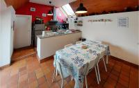 Kuchnia lub aneks kuchenny w obiekcie Lovely Home In Plouguerneau With Wifi