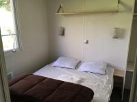 Łóżko lub łóżka w pokoju w obiekcie Camping des Cigales