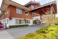 un gran edificio con flores delante en Econo Lodge Inn &amp; Suites, en North Vancouver