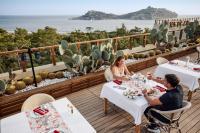 萨利杰尔梅TUI MAGIC LIFE Sarigerme的坐在阳台上桌子上的男人和女人