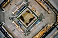 萨利杰尔梅TUI MAGIC LIFE Sarigerme的商店美食广场的俯视图