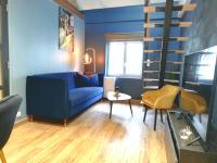 - un salon avec un canapé bleu et une table dans l&#39;établissement Calme&#47; Confortable &#47; Esthétique &#47; Centre-ville, à Valenciennes