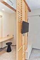TV a/nebo společenská místnost v ubytování Ypsilos Beach Suites Adults Only