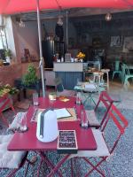 een rode tafel met een telefoon erop bij La Stévenière in Chandolas