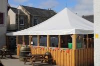 una carpa blanca frente a una valla de madera en The Aberlour Hotel, en Aberlour