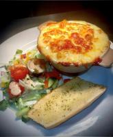 Un plato de comida con ensalada y quiche. en The Aberlour Hotel, en Aberlour