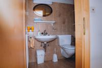 A bathroom at Landhaus Kreuz