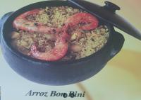 un bol noir de nourriture avec des crevettes et du riz dans l'établissement Ap da Mama, à Guarujá