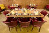 En restaurant eller et andet spisested på SureStay by Best Western Model Town Amritsar