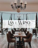 un ristorante con tavoli e sedie e un cartello con la scritta les i winnos di Dwór Konstancin a Konstancin-Jeziorna