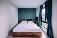 Postel nebo postele na pokoji v ubytování The Living Hotel SamutPrakan