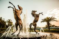una fuente con tres sirenas saltando en el agua en Golden Horse Hotel, en Pietermaritzburg
