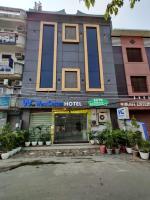 un edificio con una bienvenida a nuestro hotel de bienvenida en WEST COTTAS HOTEL -- Couples, Family, Corporate Favorite in Heart of Jalandhar, en Jalandhar