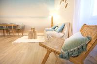sala de estar con 2 sillas y mesa en Appartements Premium en Hyper Centre Ville, en Brignoles