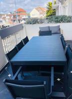 a blue table and chairs on a balcony at Appartement A confortable et lumineux in Neufchâtel-Hardelot