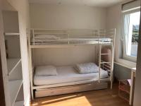 two bunk beds in a room with a window at Appartement A confortable et lumineux in Neufchâtel-Hardelot