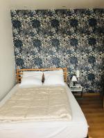 a bedroom with a bed with a floral wallpaper at Appartement A confortable et lumineux in Neufchâtel-Hardelot