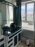 a bathroom with a sink and a window at Appartement A confortable et lumineux in Neufchâtel-Hardelot