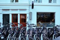 Ein Haufen Fahrräder, die vor einem Gebäude geparkt sind. in der Unterkunft The Bee Hostel in Amsterdam
