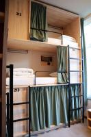 ein Etagenbettzimmer mit zwei Etagenbetten in der Unterkunft The Bee Hostel in Amsterdam