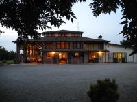 un edificio illuminato di fronte ad esso di Albergo Da Ca' Vecia a Spilamberto