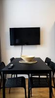 TV a/nebo společenská místnost v ubytování Studios and Apartments - Semiramida Gardens