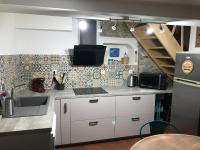 Kuchnia lub aneks kuchenny w obiekcie Le grenier de Manée