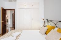 A bed or beds in a room at HomeySeville-Preciosa Casa Independiente Alfalfa, Parking Optional