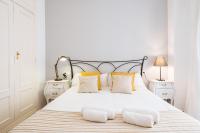 A bed or beds in a room at HomeySeville-Preciosa Casa Independiente Alfalfa, Parking Optional