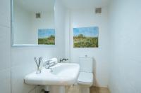 A bathroom at HomeySeville-Preciosa Casa Independiente Alfalfa, Parking Optional