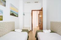 A bed or beds in a room at HomeySeville-Preciosa Casa Independiente Alfalfa, Parking Optional