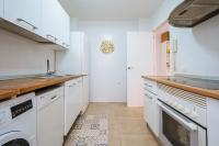 A kitchen or kitchenette at HomeySeville-Preciosa Casa Independiente Alfalfa, Parking Optional