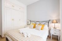 A bed or beds in a room at HomeySeville-Preciosa Casa Independiente Alfalfa, Parking Optional