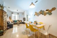 A seating area at HomeySeville-Preciosa Casa Independiente Alfalfa, Parking Optional