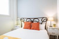 A bed or beds in a room at HomeySeville-Preciosa Casa Independiente Alfalfa, Parking Optional