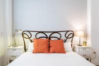 A bed or beds in a room at HomeySeville-Preciosa Casa Independiente Alfalfa, Parking Optional