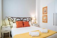 A bed or beds in a room at HomeySeville-Preciosa Casa Independiente Alfalfa, Parking Optional