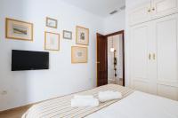 A bed or beds in a room at HomeySeville-Preciosa Casa Independiente Alfalfa, Parking Optional