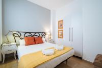 A bed or beds in a room at HomeySeville-Preciosa Casa Independiente Alfalfa, Parking Optional