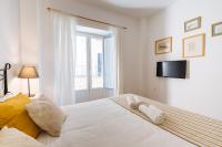 A bed or beds in a room at HomeySeville-Preciosa Casa Independiente Alfalfa, Parking Optional