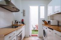 A kitchen or kitchenette at HomeySeville-Preciosa Casa Independiente Alfalfa, Parking Optional