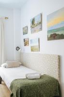 A bed or beds in a room at HomeySeville-Preciosa Casa Independiente Alfalfa, Parking Optional